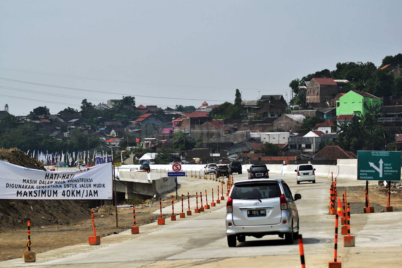 Pemudik Melintasi Tol...
