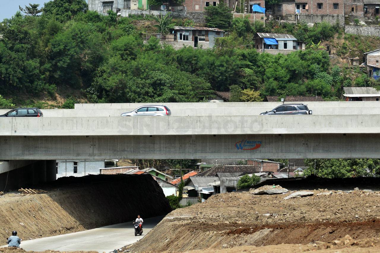 Pemudik Melintasi Tol...