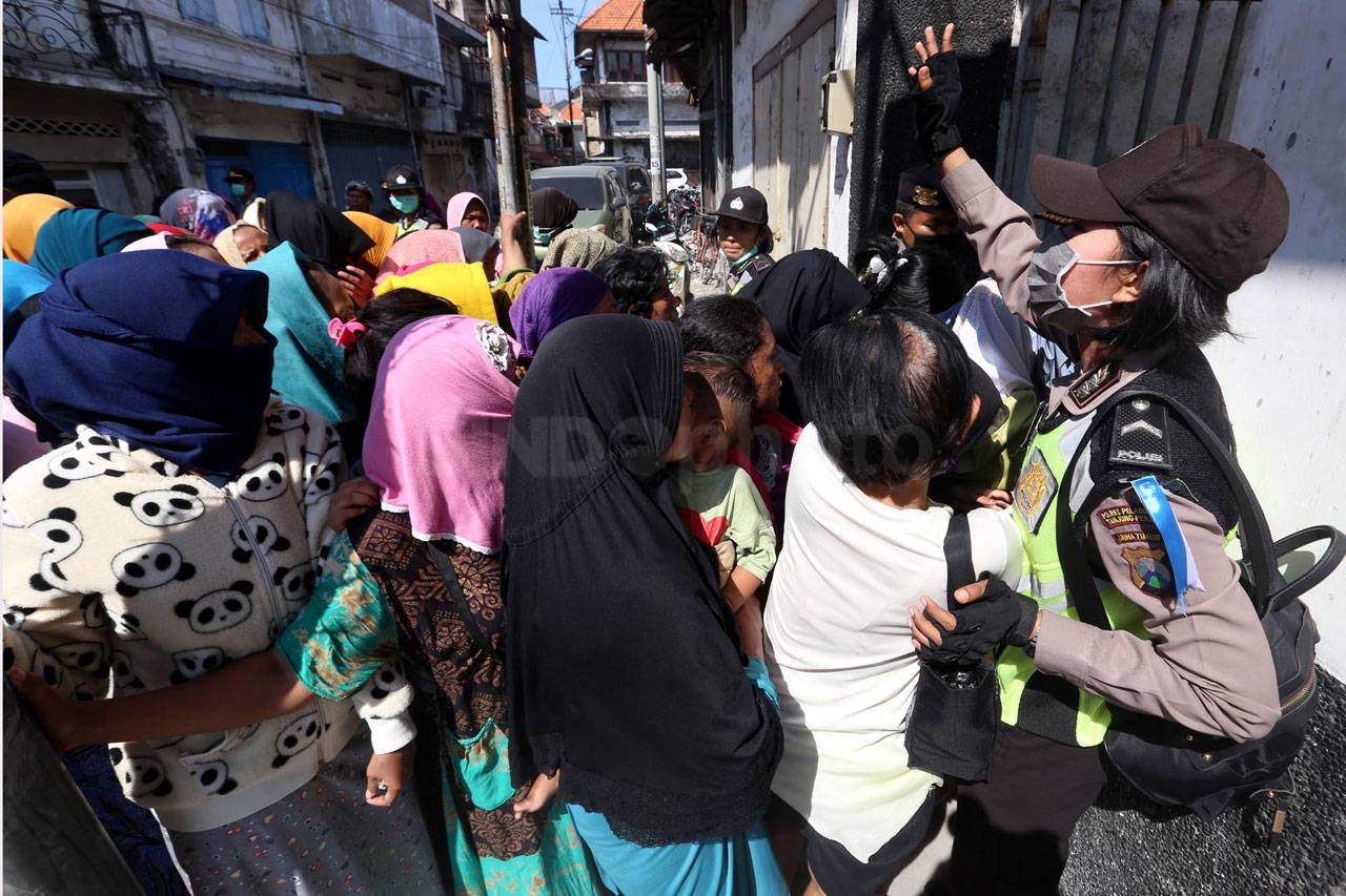 Ribuan Warga Antre Pembagian...