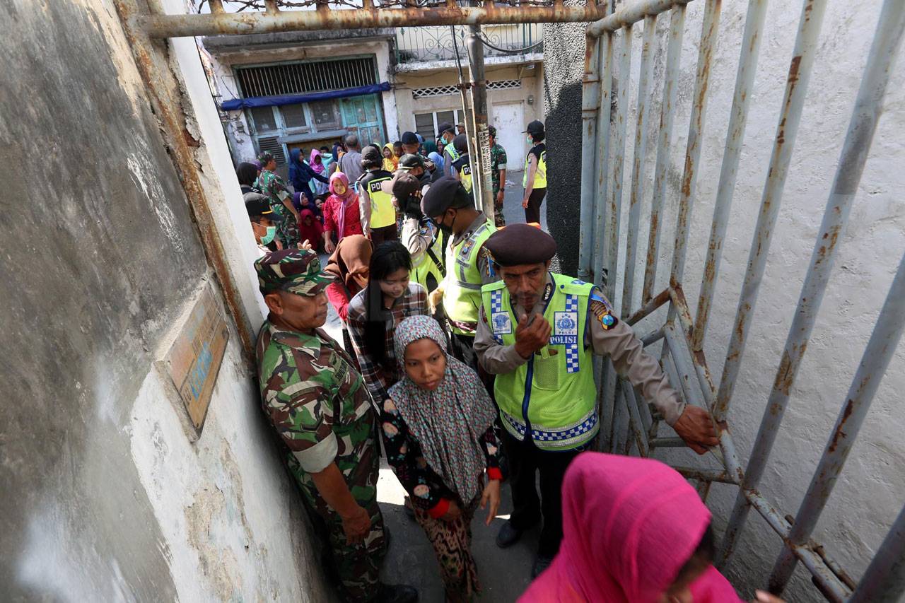 Ribuan Warga Antre Pembagian...