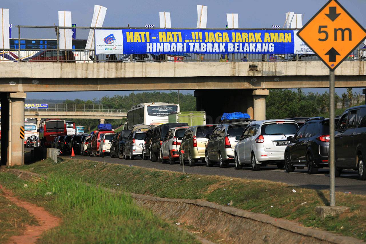 Pemudik Terjebak Antrean...