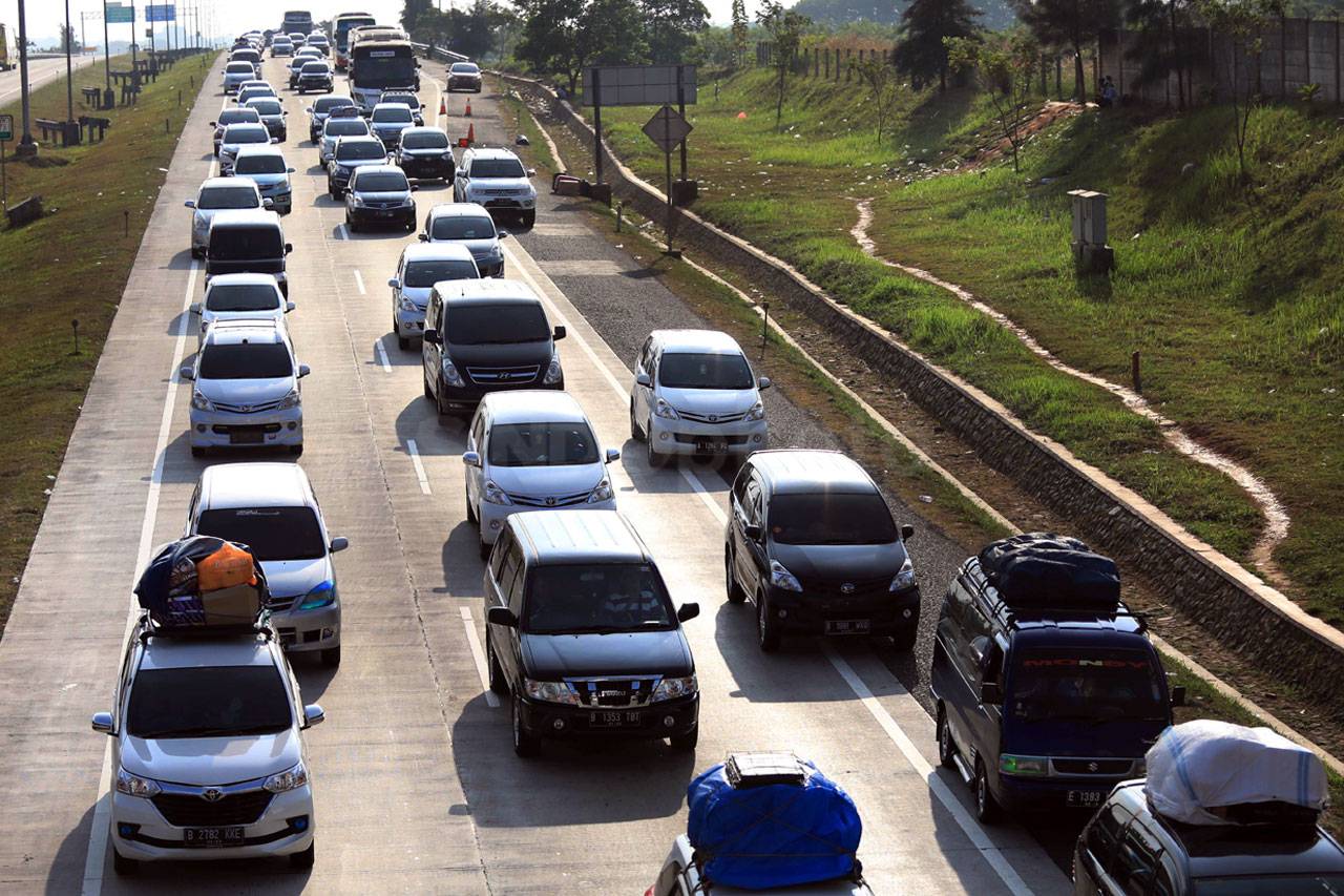 Pemudik Terjebak Antrean...