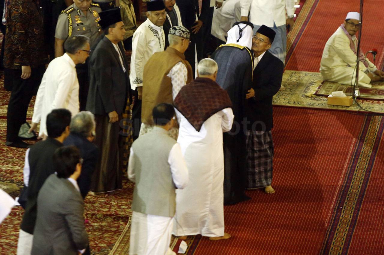 Wapres Jusuf Kalla Salat...