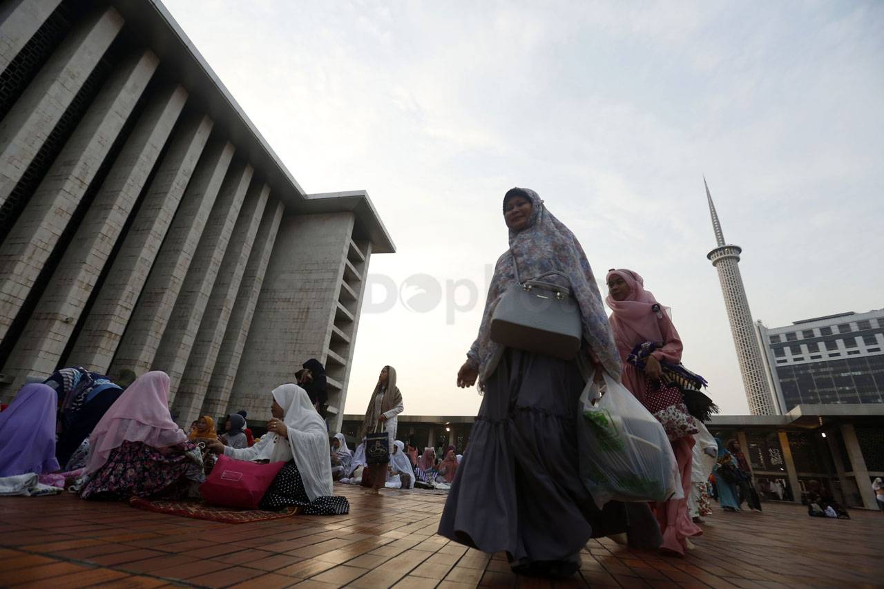 Ribuan Umat Islam Salat...