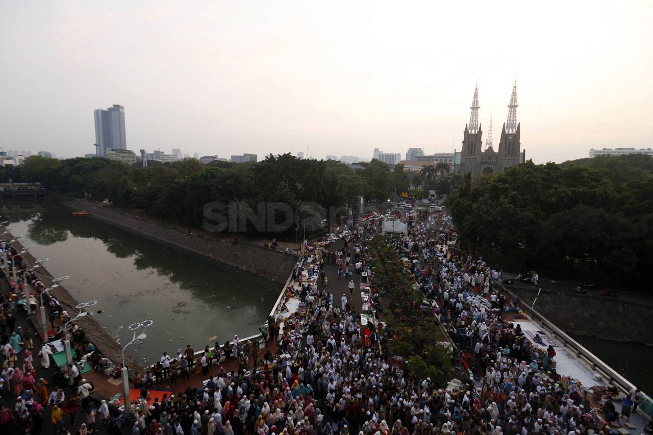 Ribuan Umat Islam Salat...