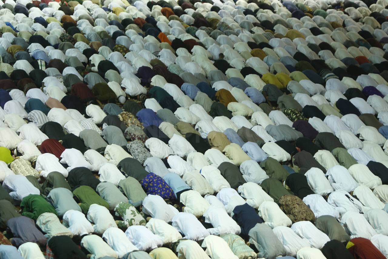 Ribuan Umat Islam Salat...
