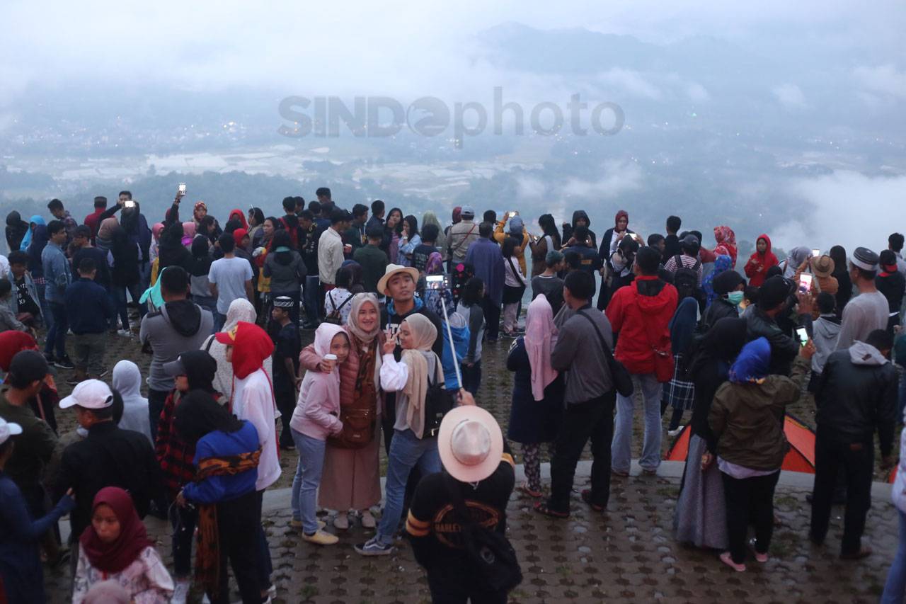 Menikmati Hamparan Awan...