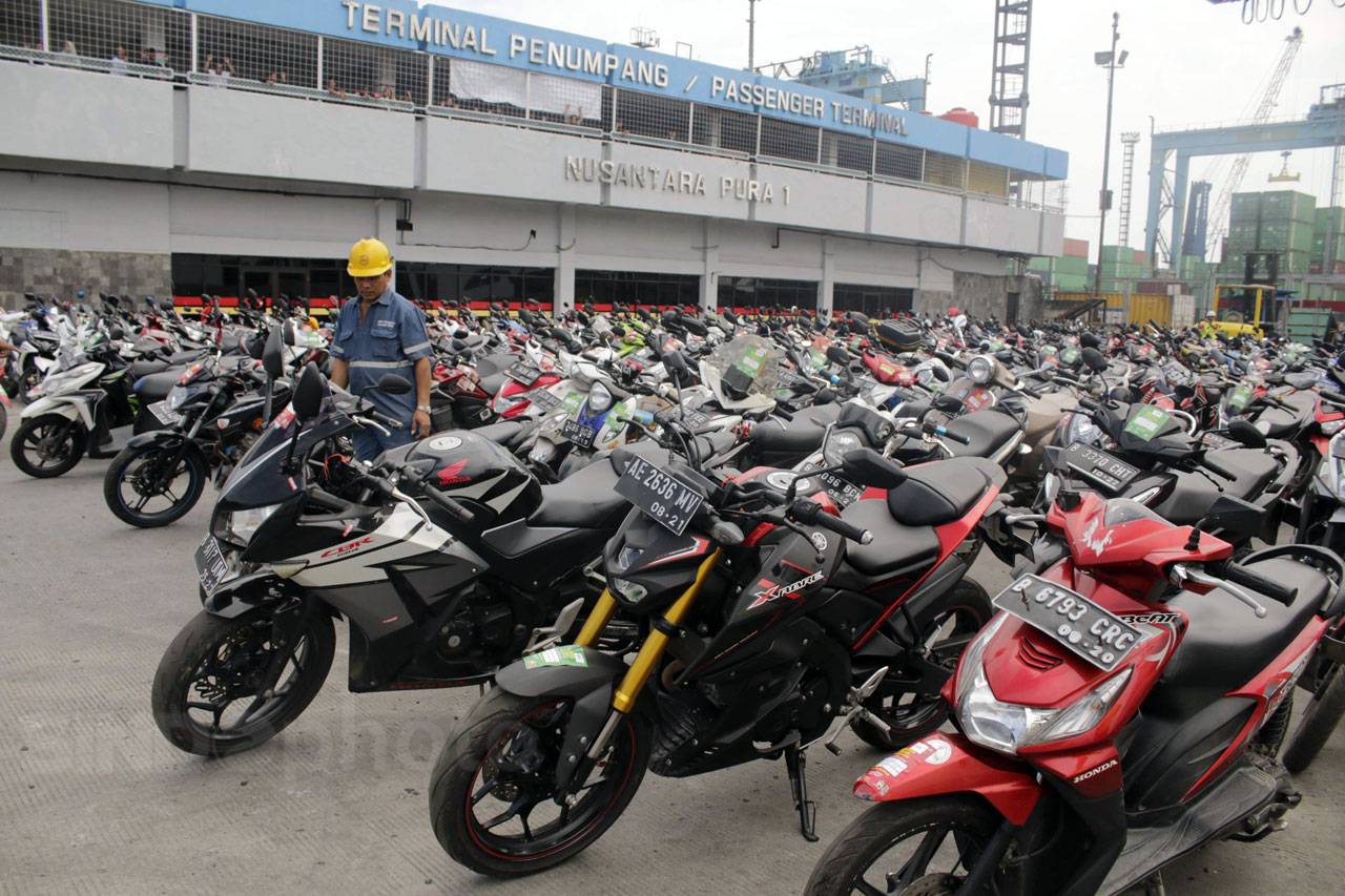 Menhub Tinjau Arus Balik...