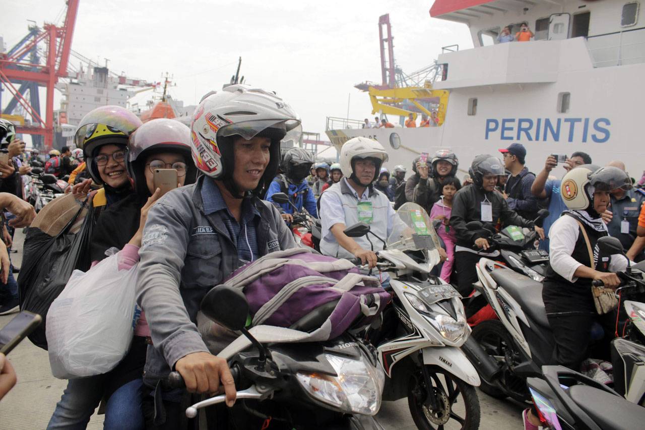 Menhub Tinjau Arus Balik...