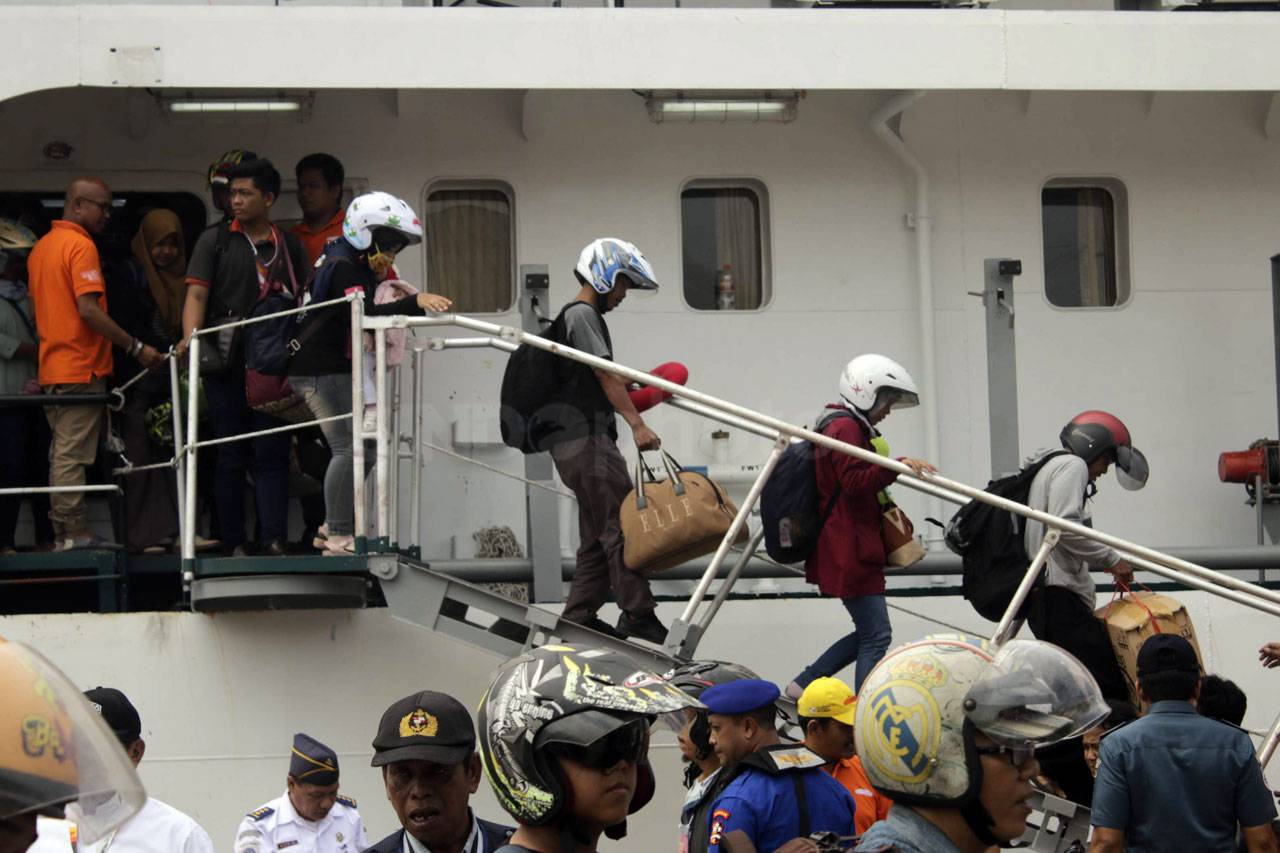 Menhub Tinjau Arus Balik...