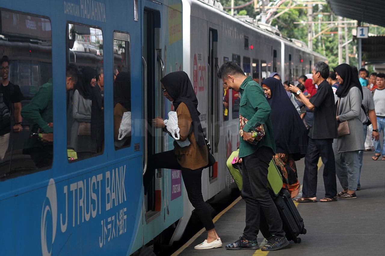 Kereta Bandara Mulai...