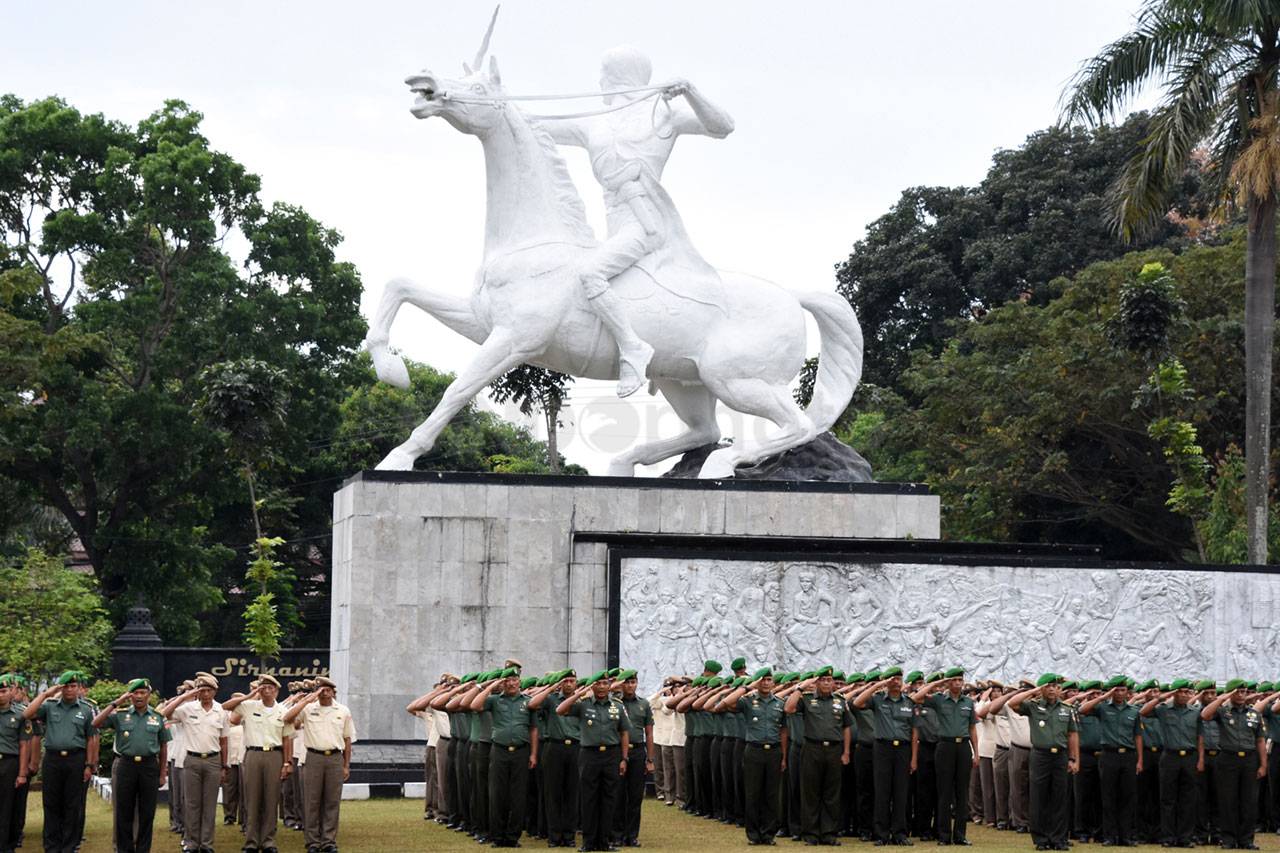 Hari Pertama Masuk Kerja,...