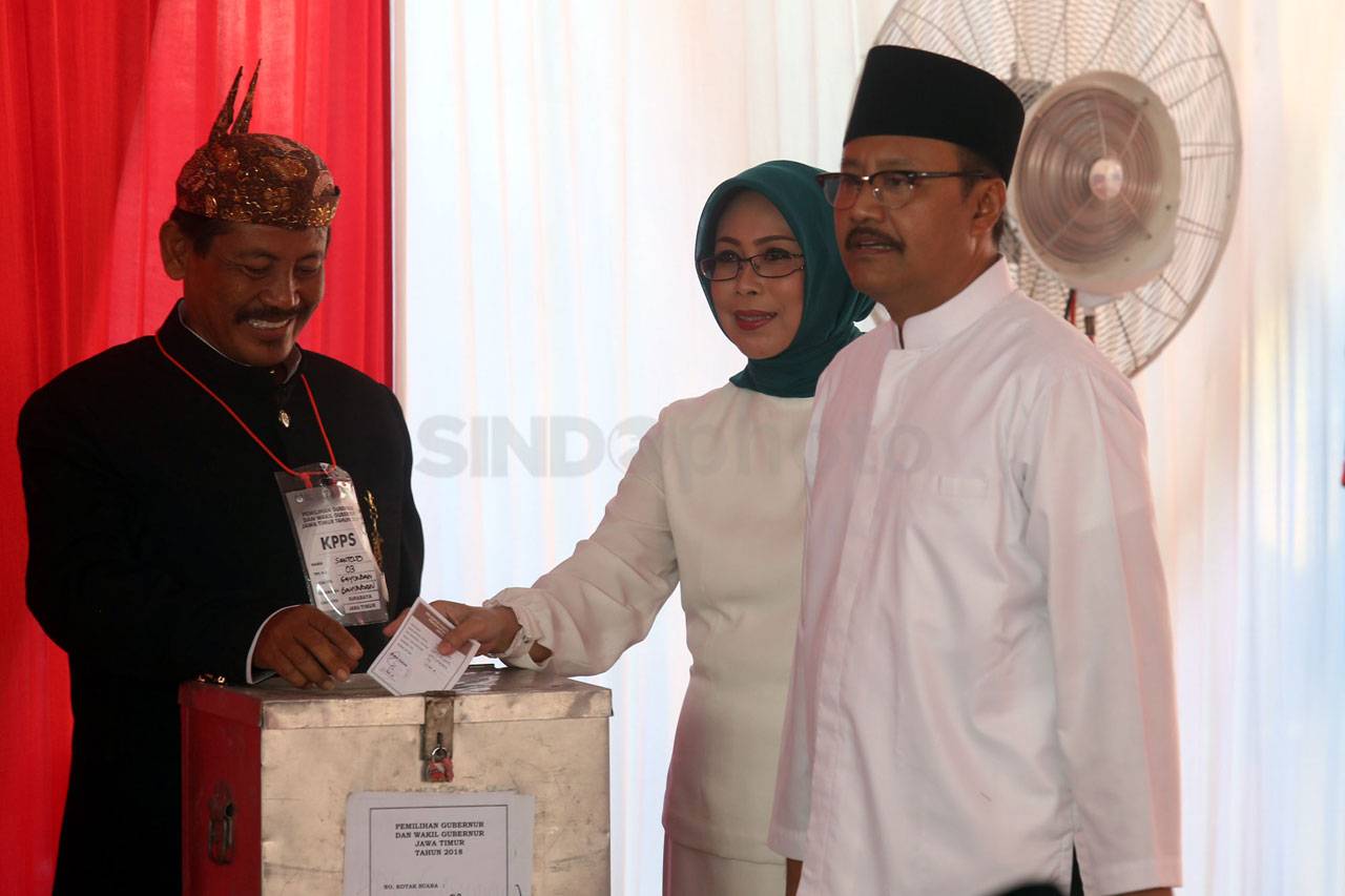 Gus Ipul Celupkan Dua...