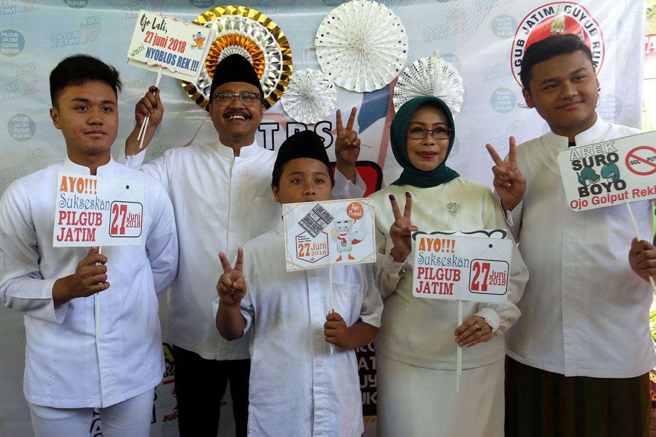 Gus Ipul Celupkan Dua...