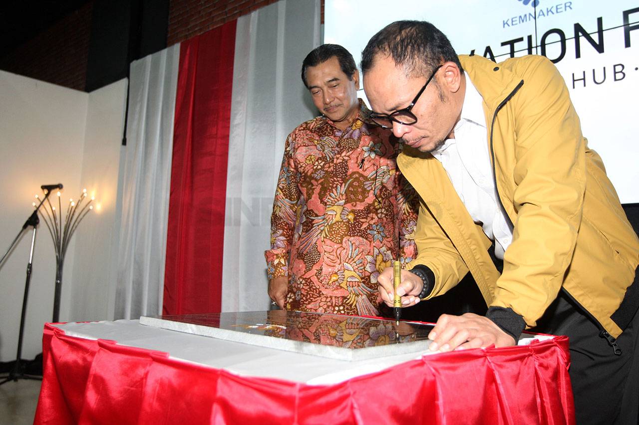 Menaker Resmikan Ruang...