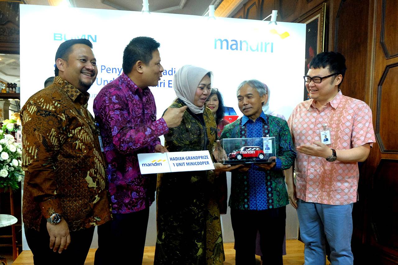Bank Mandiri Serahkan...