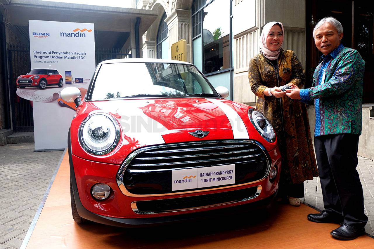 Bank Mandiri Serahkan...