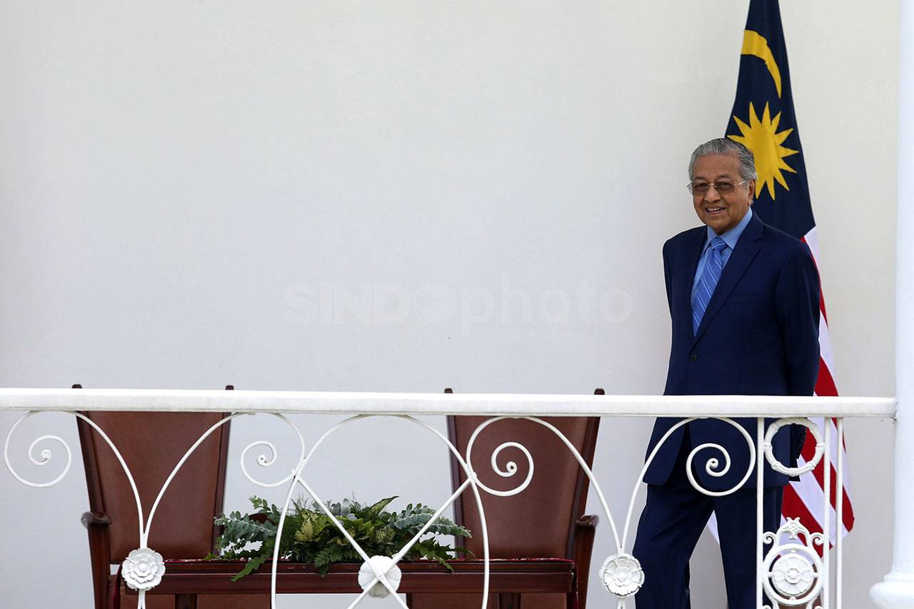 Presiden Jokowi Sambut...