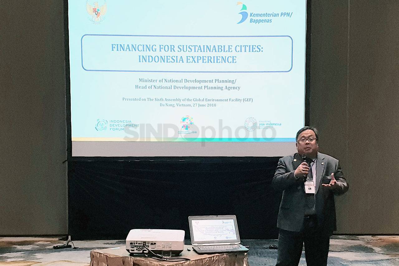Menteri PPN Presentasikan...