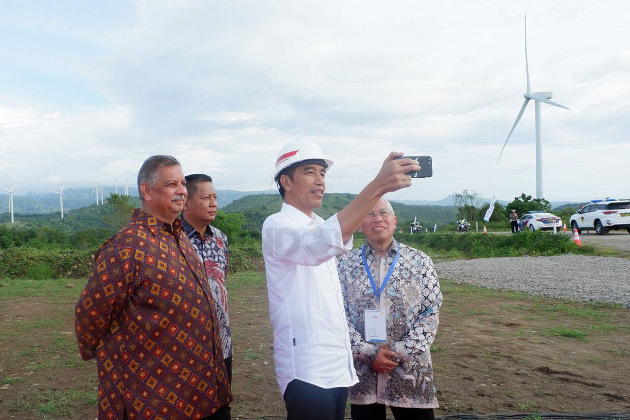 Presiden Jokowi Resmikan...