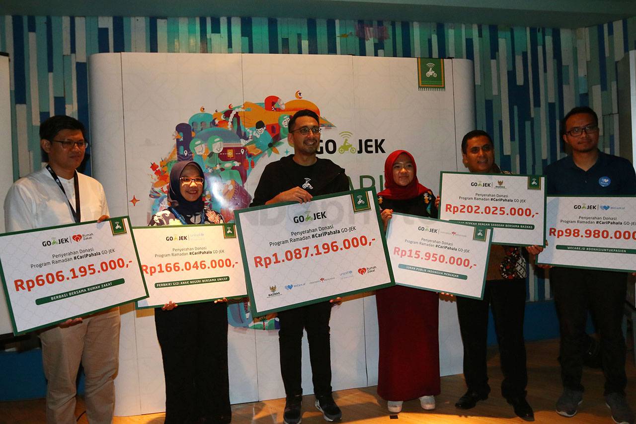 Go-Jek Serahkan Donasi...