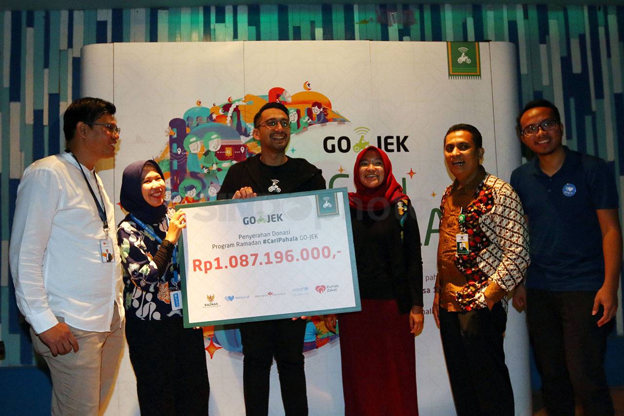 Go-Jek Serahkan Donasi...