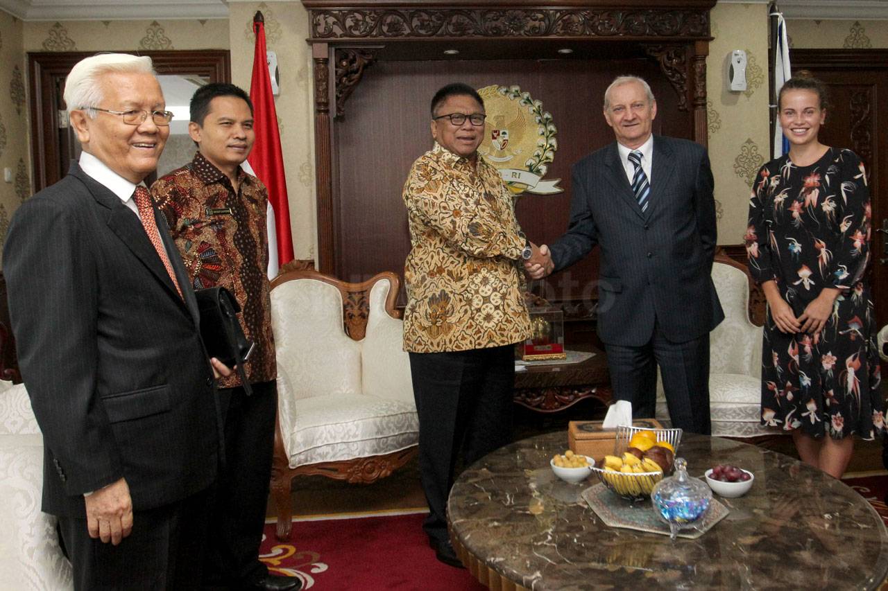 Ketua DPD RI Terima...