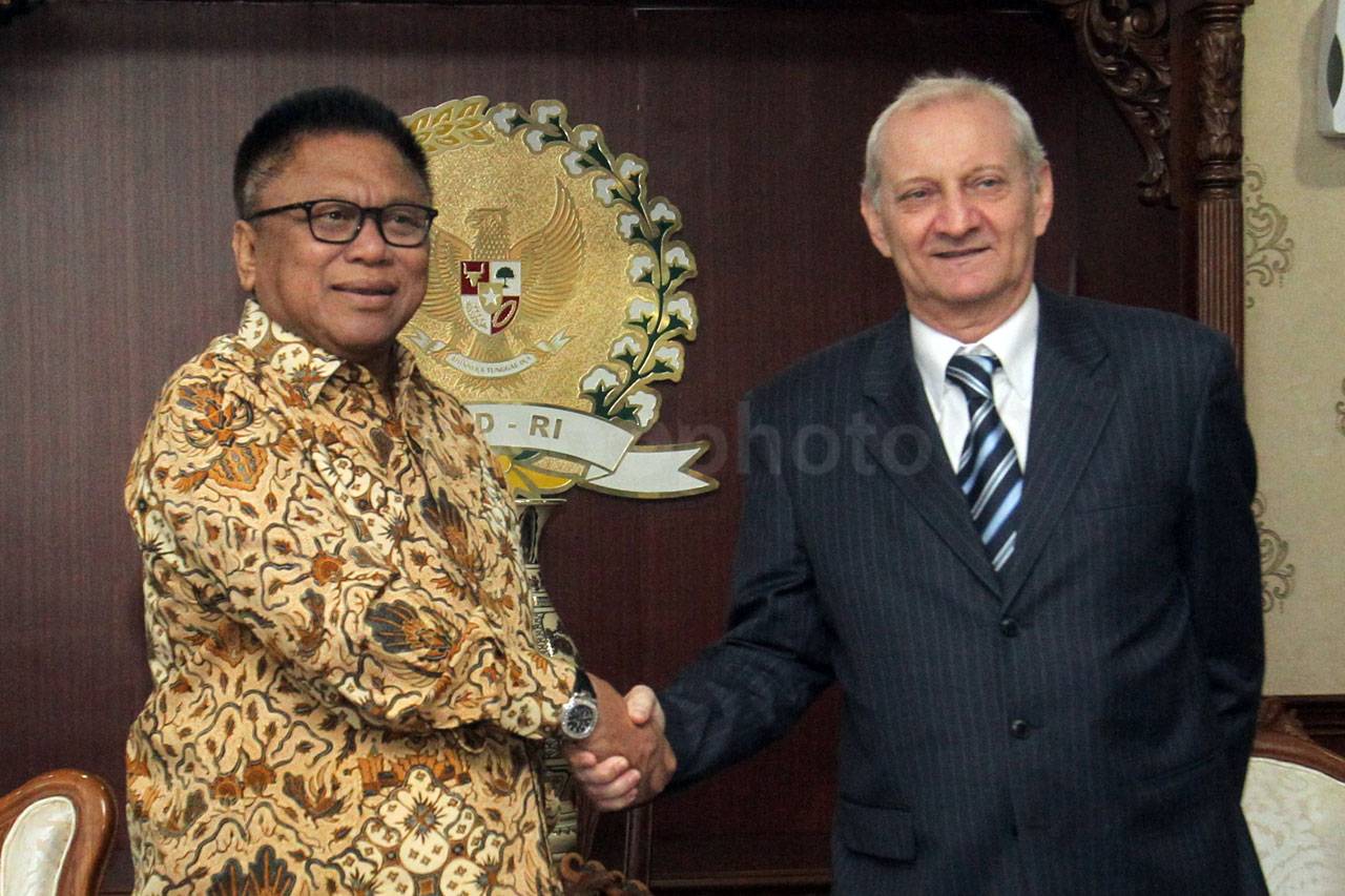 Ketua DPD RI Terima...