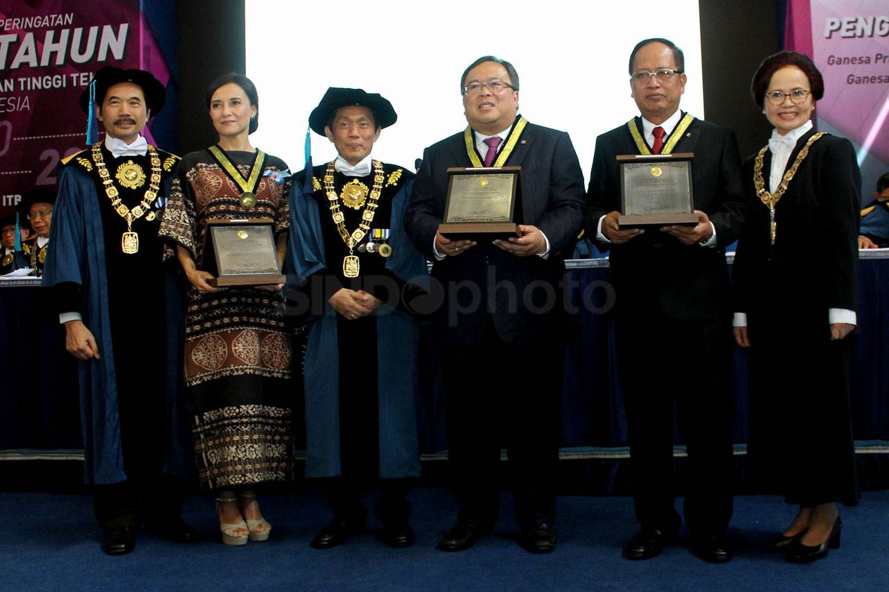 Menteri PPN Terima Penghargaan...