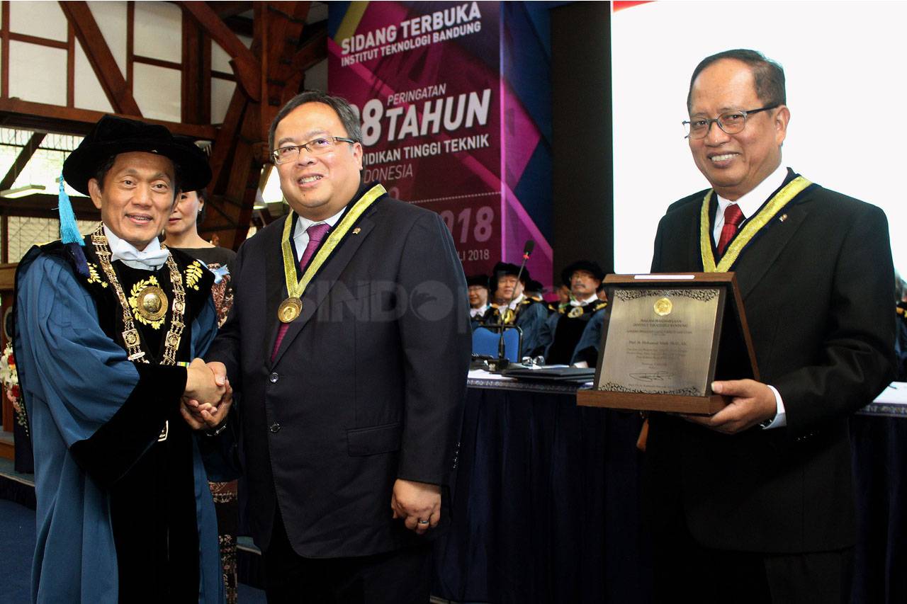 Menteri PPN Terima Penghargaan...