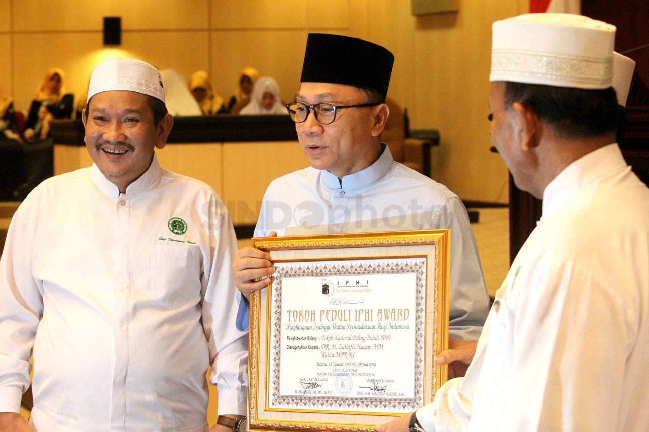 Zulkifli Hasan Terima...