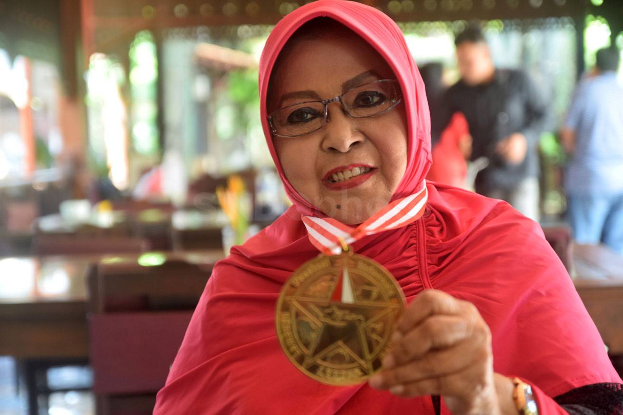 Waldjinah Terima Penghargaan...