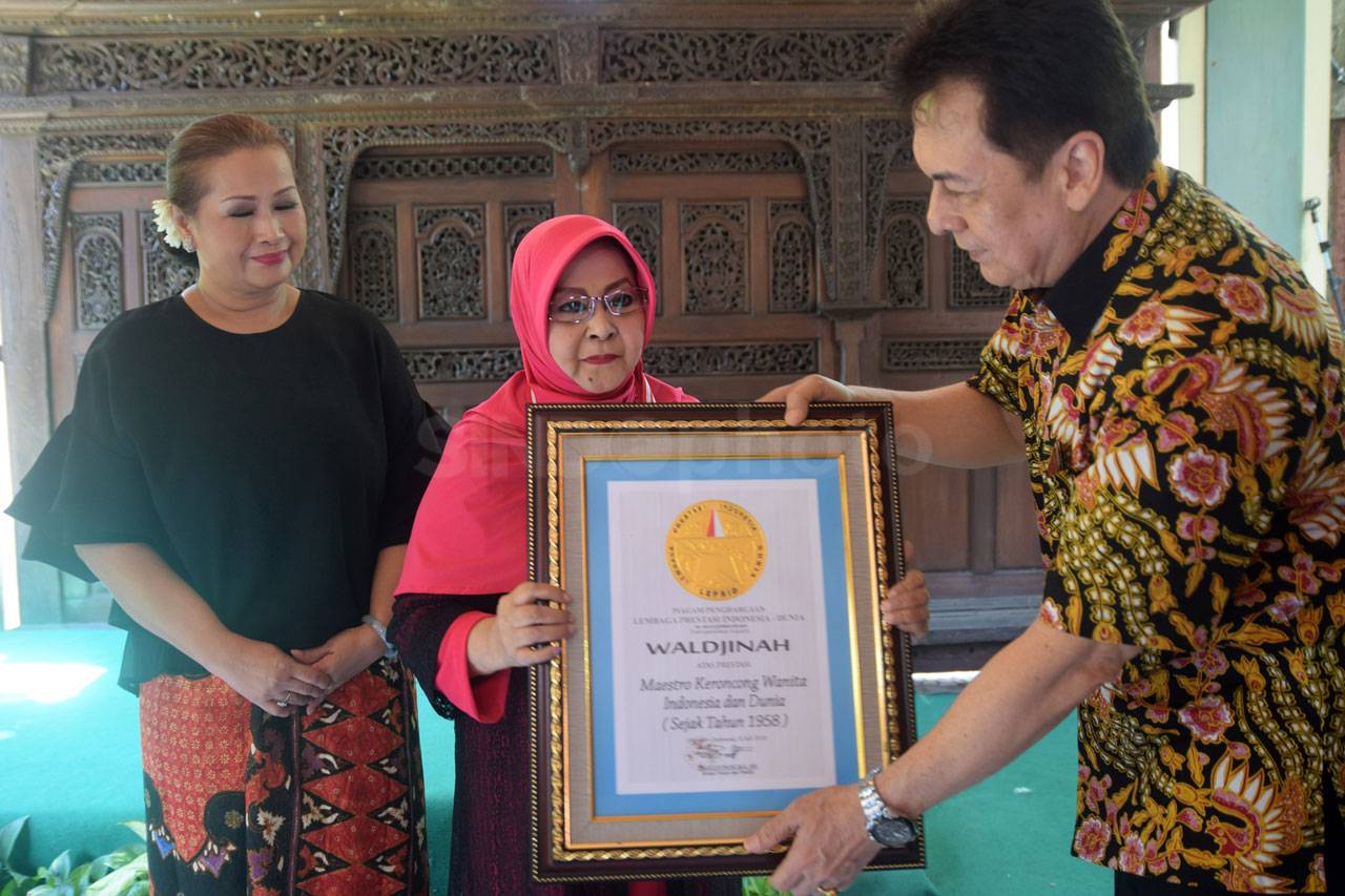 Waldjinah Terima Penghargaan...