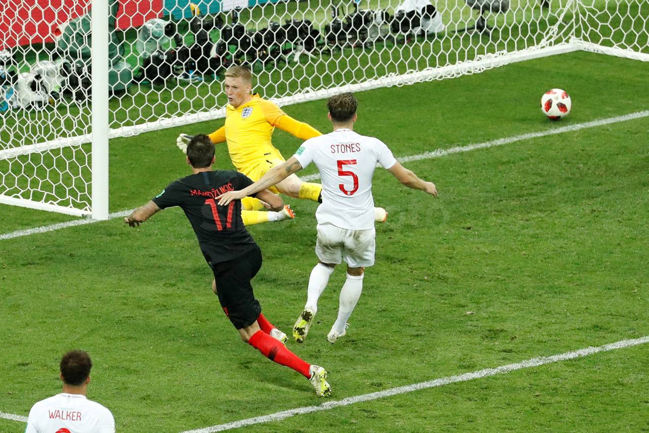Kalahkan Inggris 2-1,...