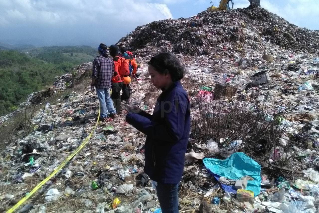 Gunung Sampah di TPA...