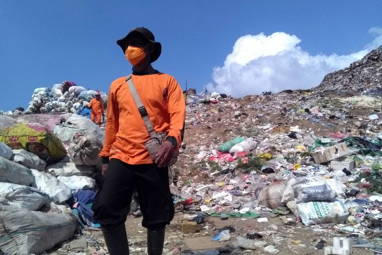 Gunung Sampah di TPA...