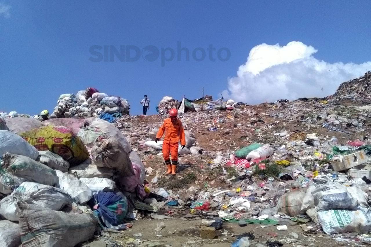 Gunung Sampah di TPA...