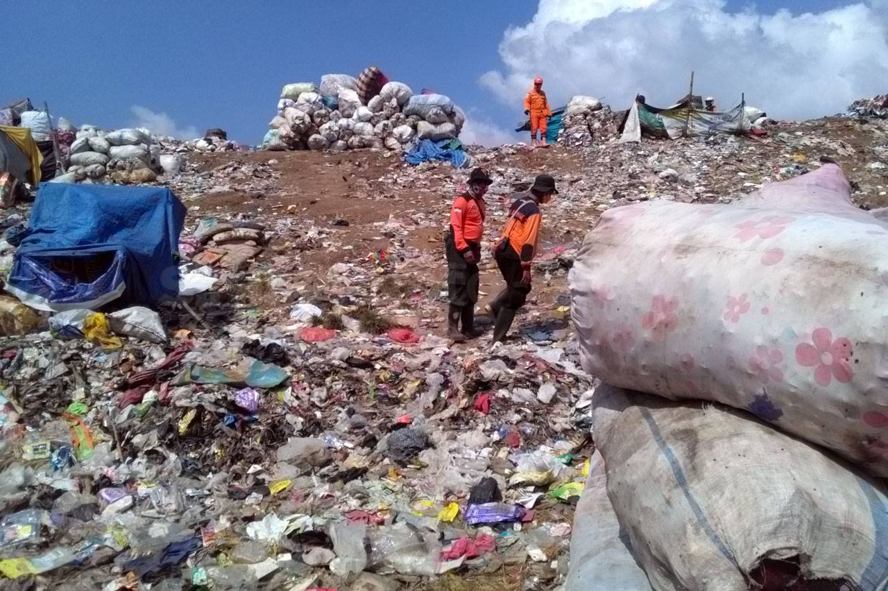 Gunung Sampah di TPA...