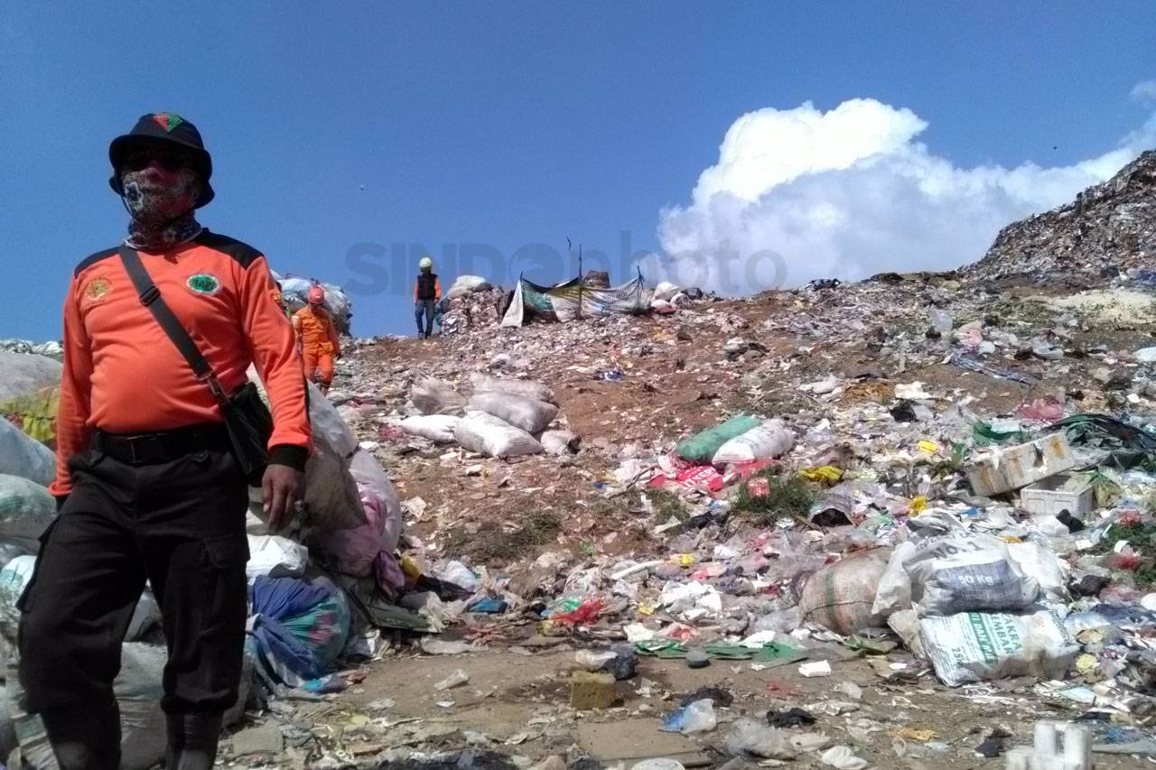 Gunung Sampah di TPA...