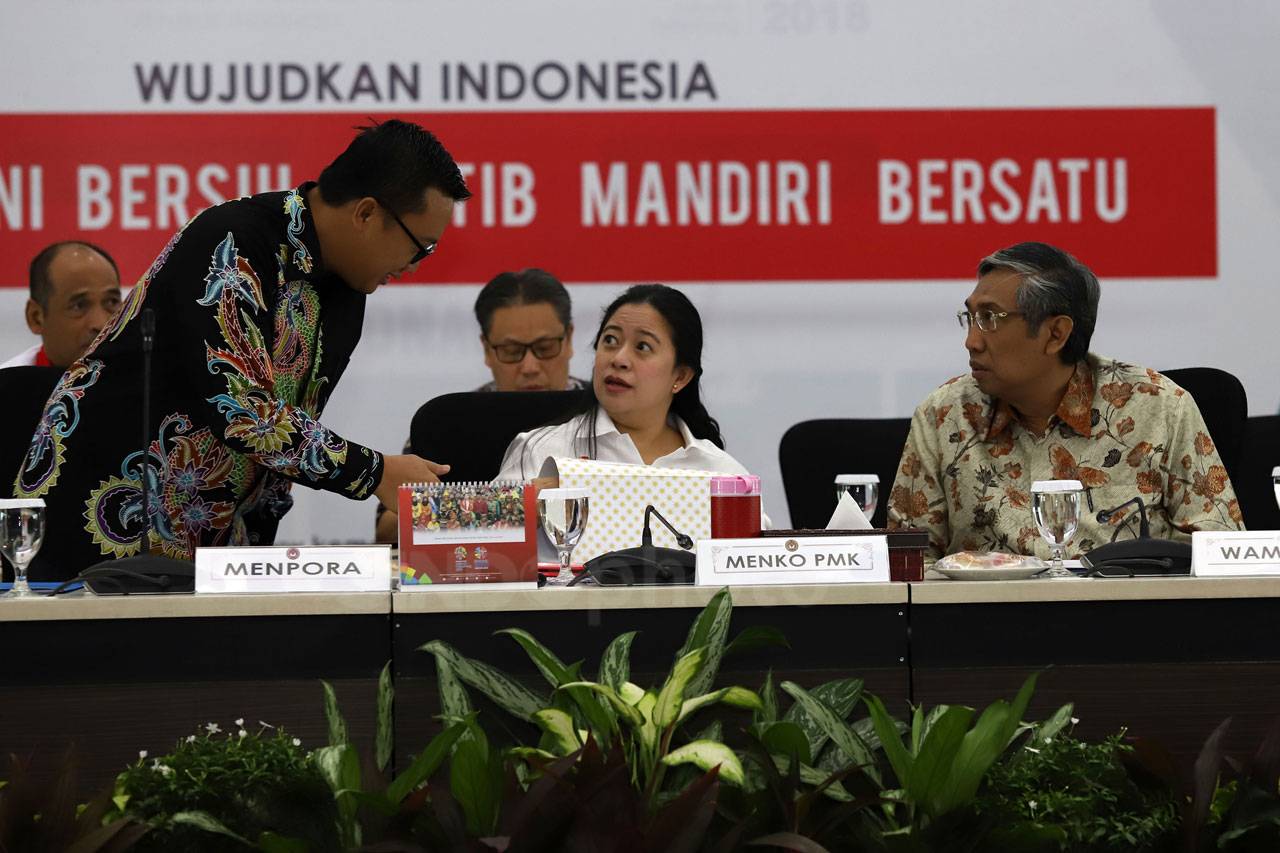 Menko Puan Pimpin Rapat...