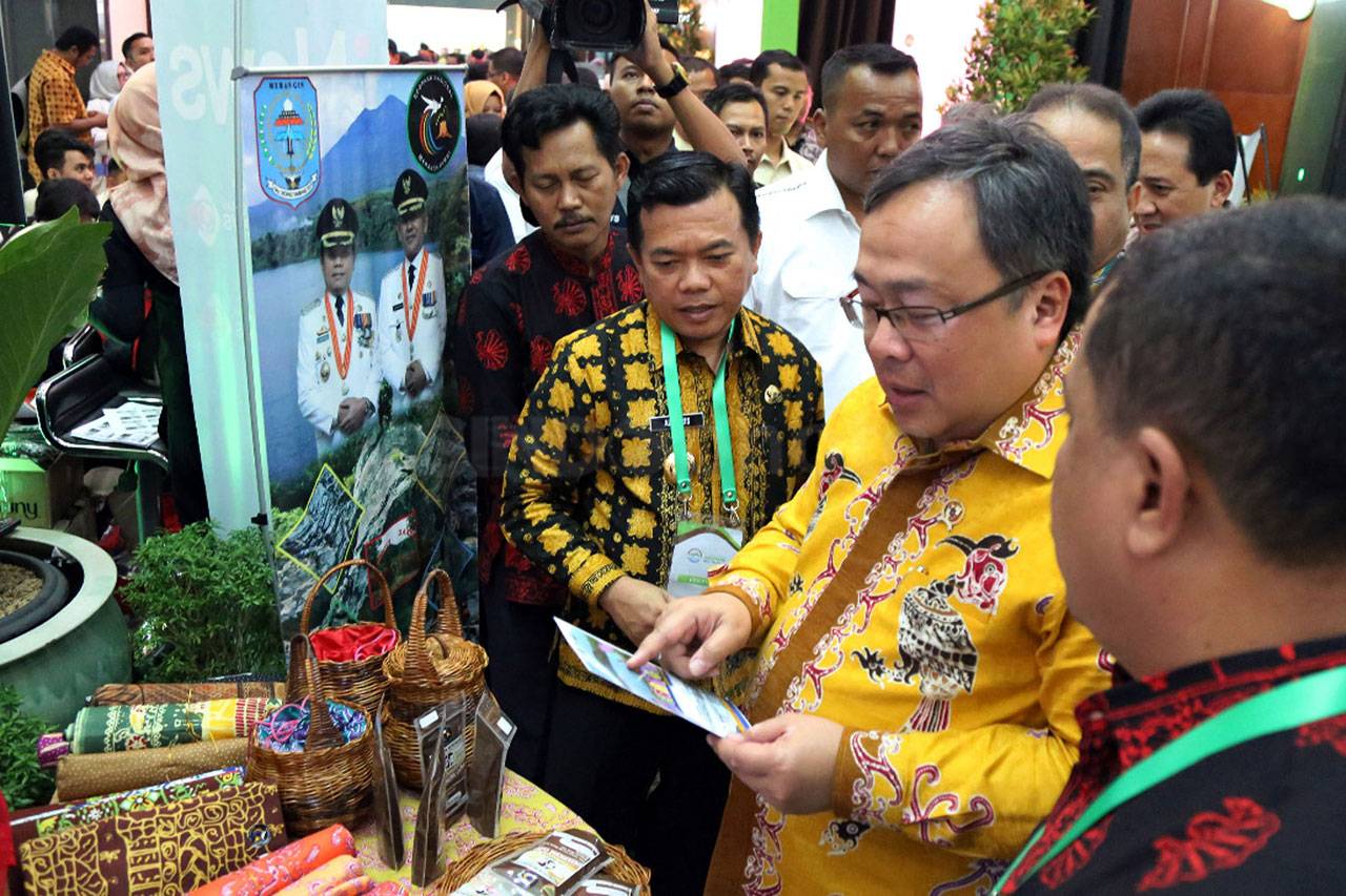 Menteri PPN Berikan...