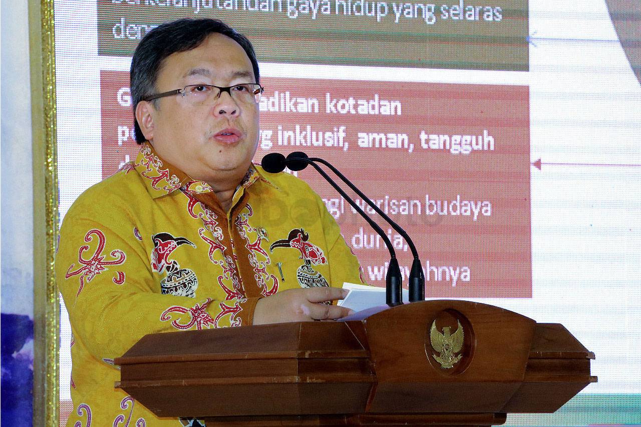 Menteri PPN Berikan...