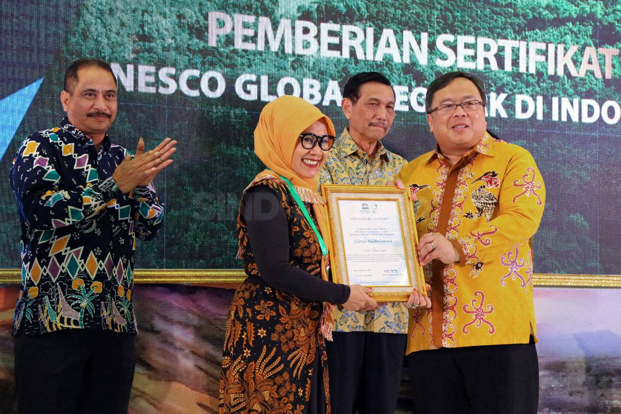 Menteri PPN Berikan...