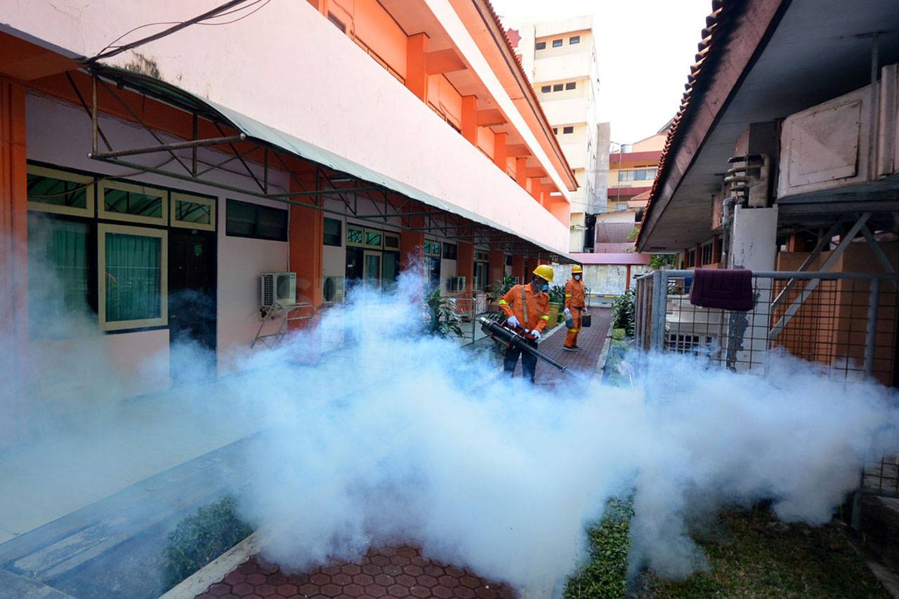 Petugas Fogging Asrama...