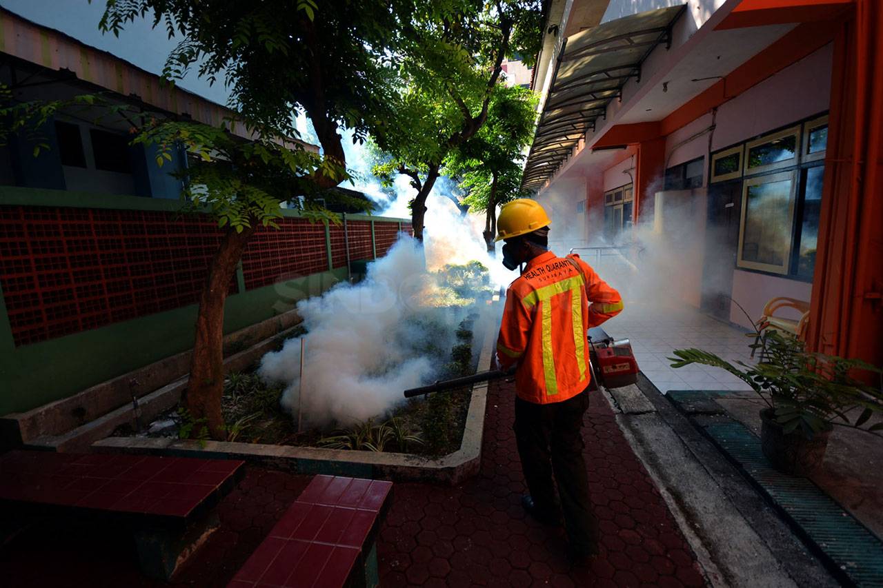 Petugas Fogging Asrama...