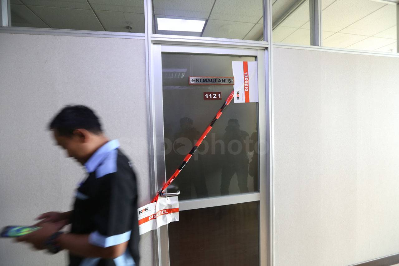 KPK Segel Ruang Kerja...