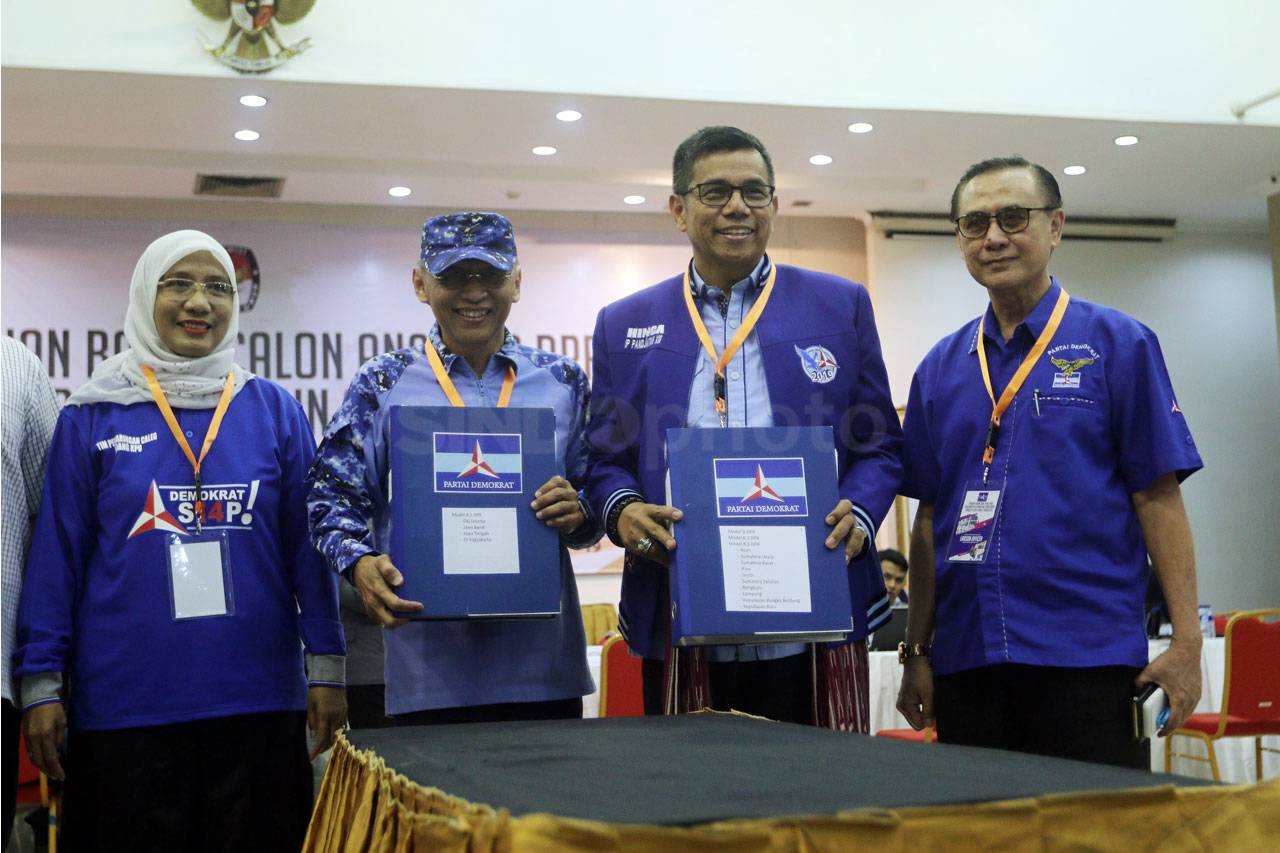 Partai Demokrat Serahkan...