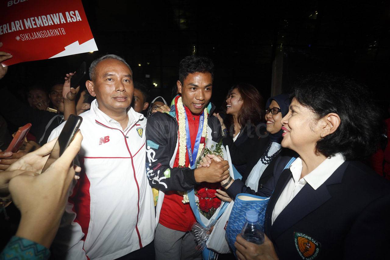 Tiba di Tanah Air, Pelari...
