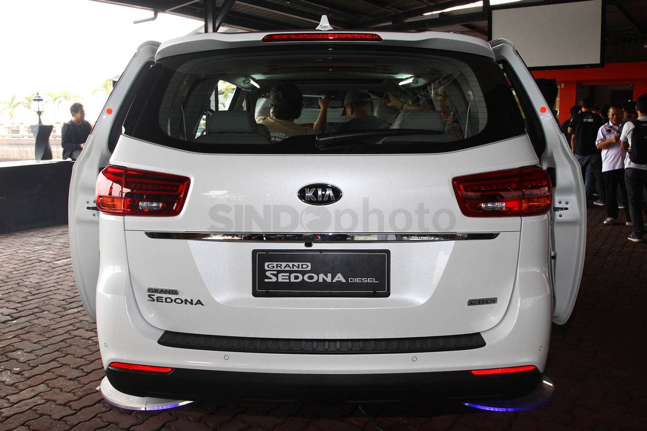 KIA Luncurkan Grand...