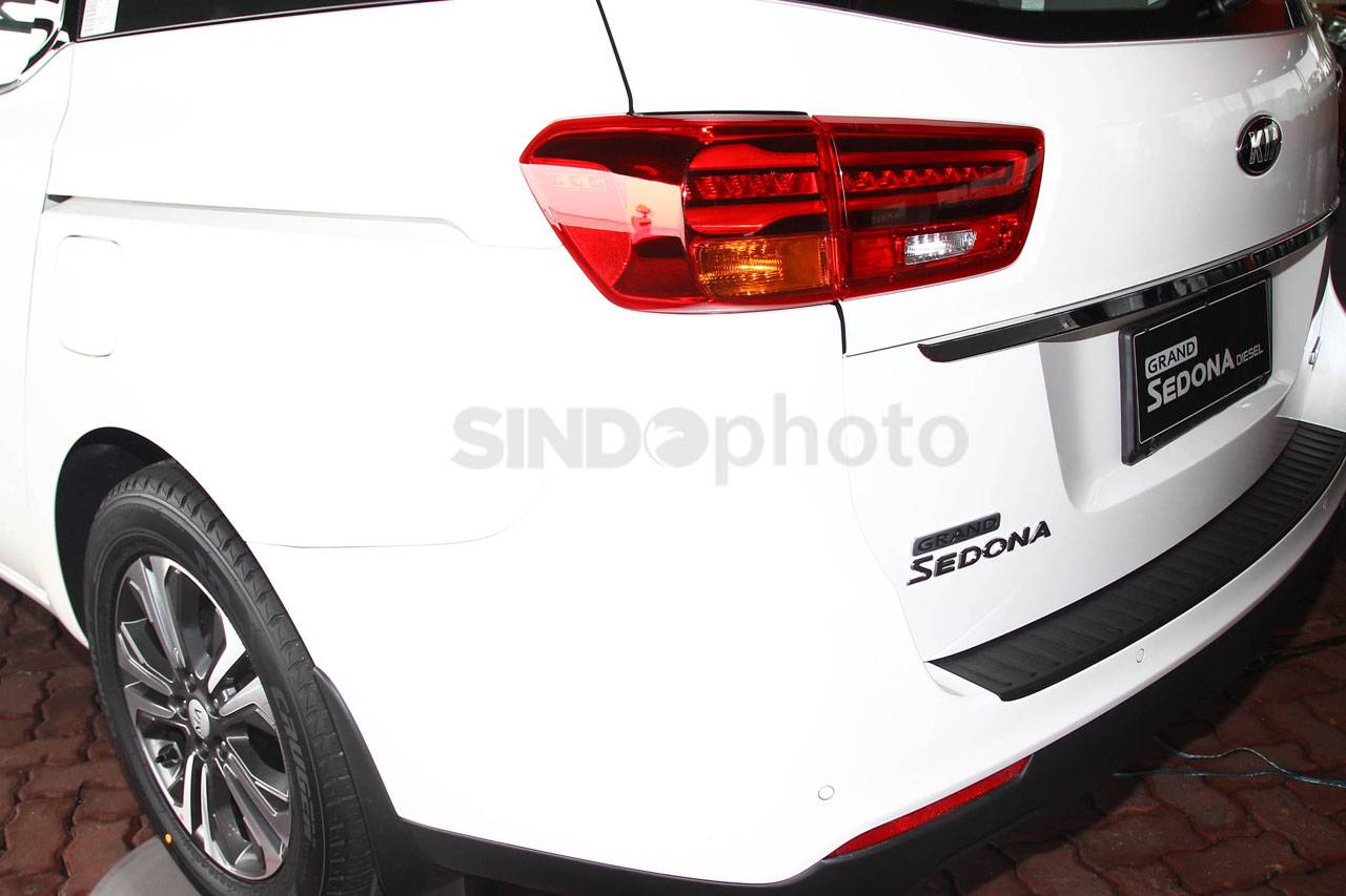 KIA Luncurkan Grand...
